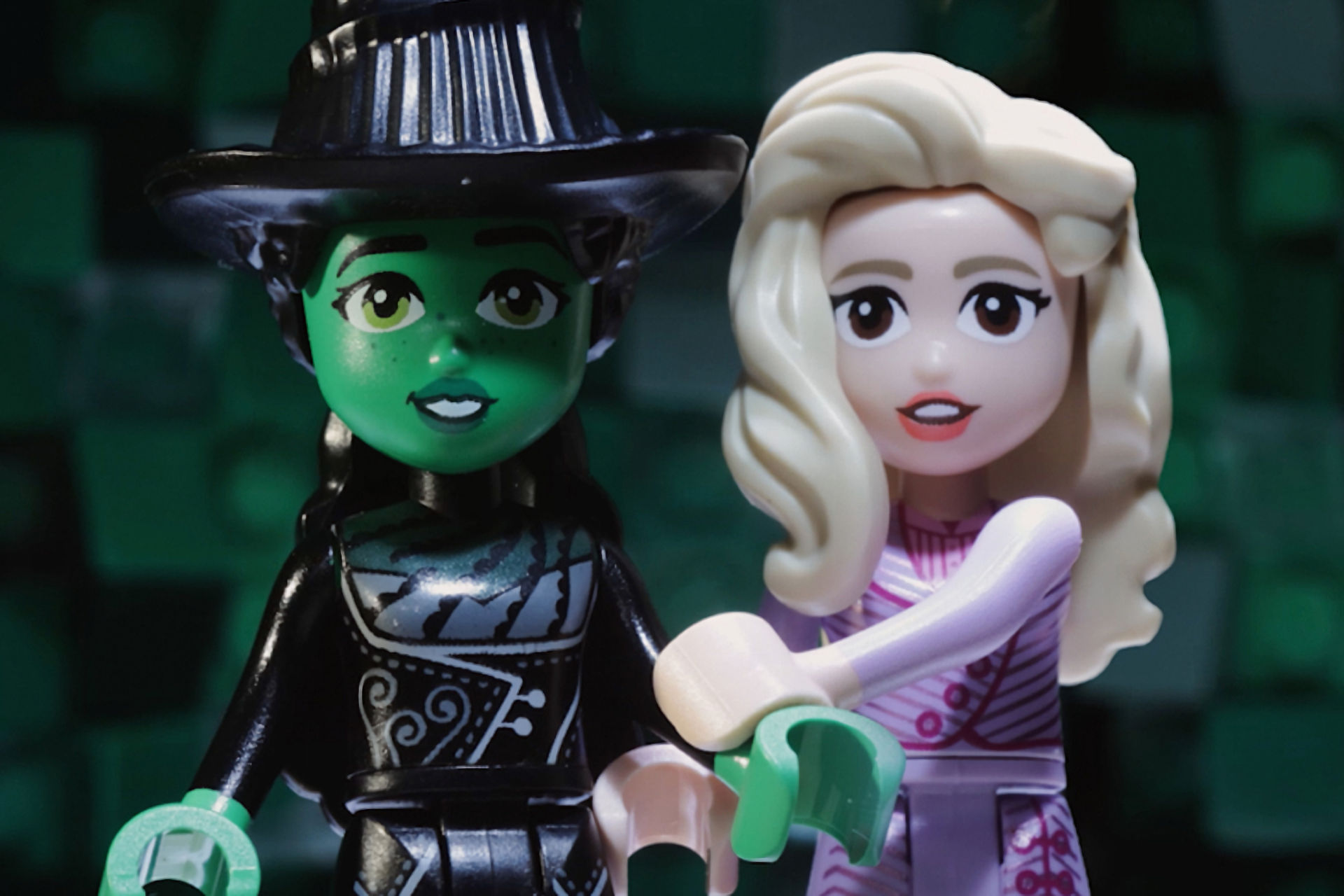 LEGO e Wicked: svelate le mini-dolls dei futuri set nel nuovo trailer in versione LEGO