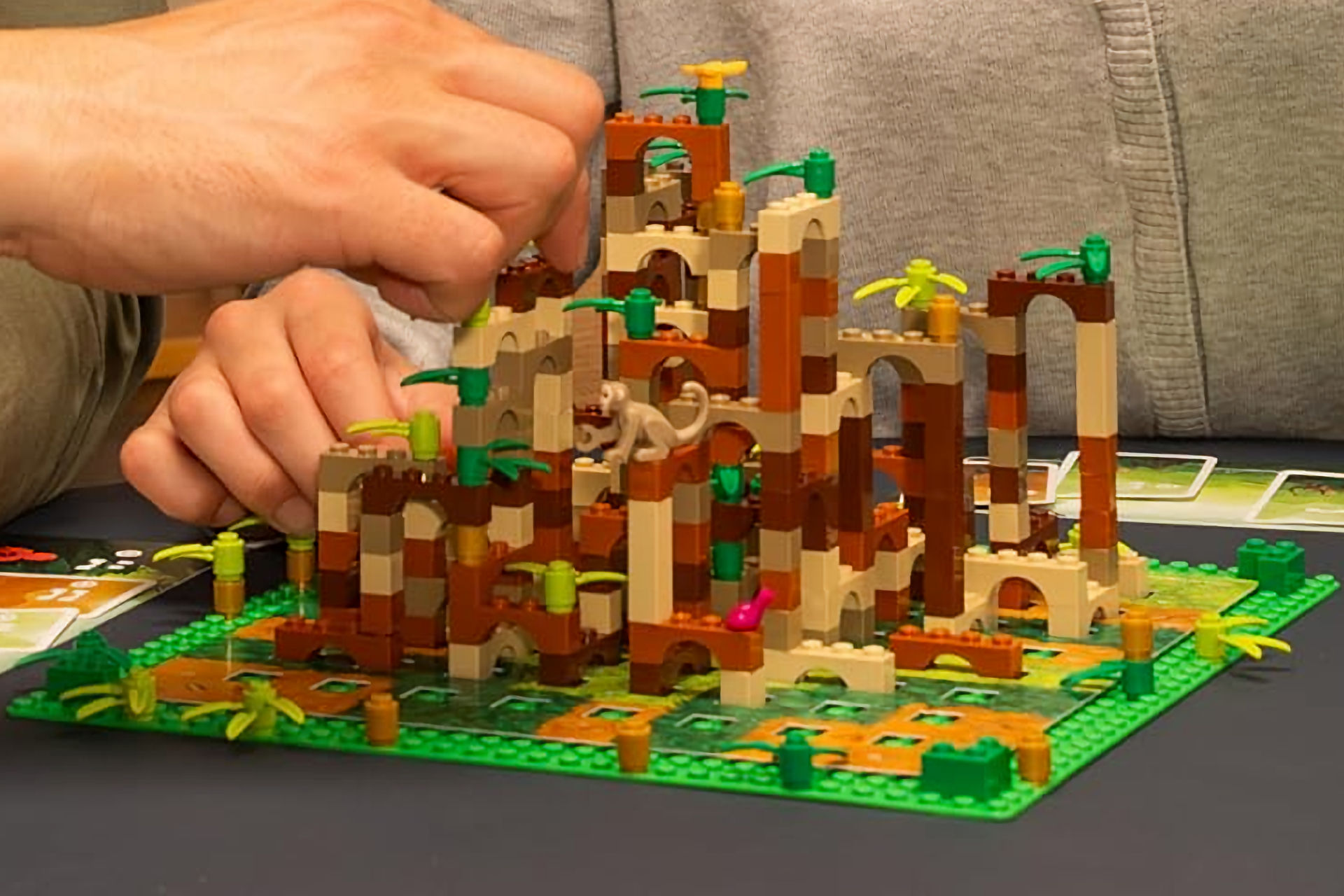 LEGO Monkey Palace: le immagini ufficiali del primo gioco in scatola di LEGO e Asmodee