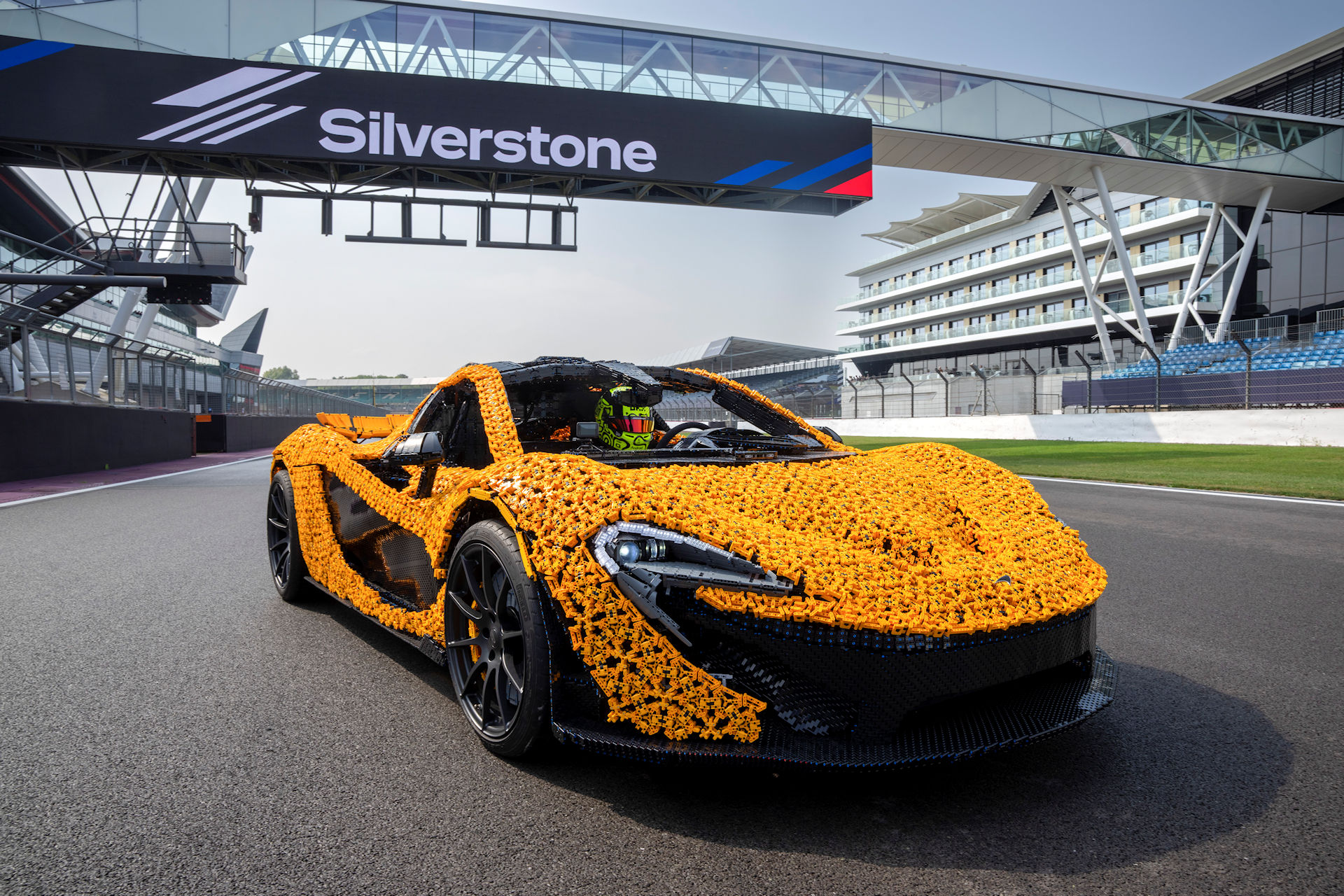 Una McLaren P1 LEGO da pista corre a Silverstone!