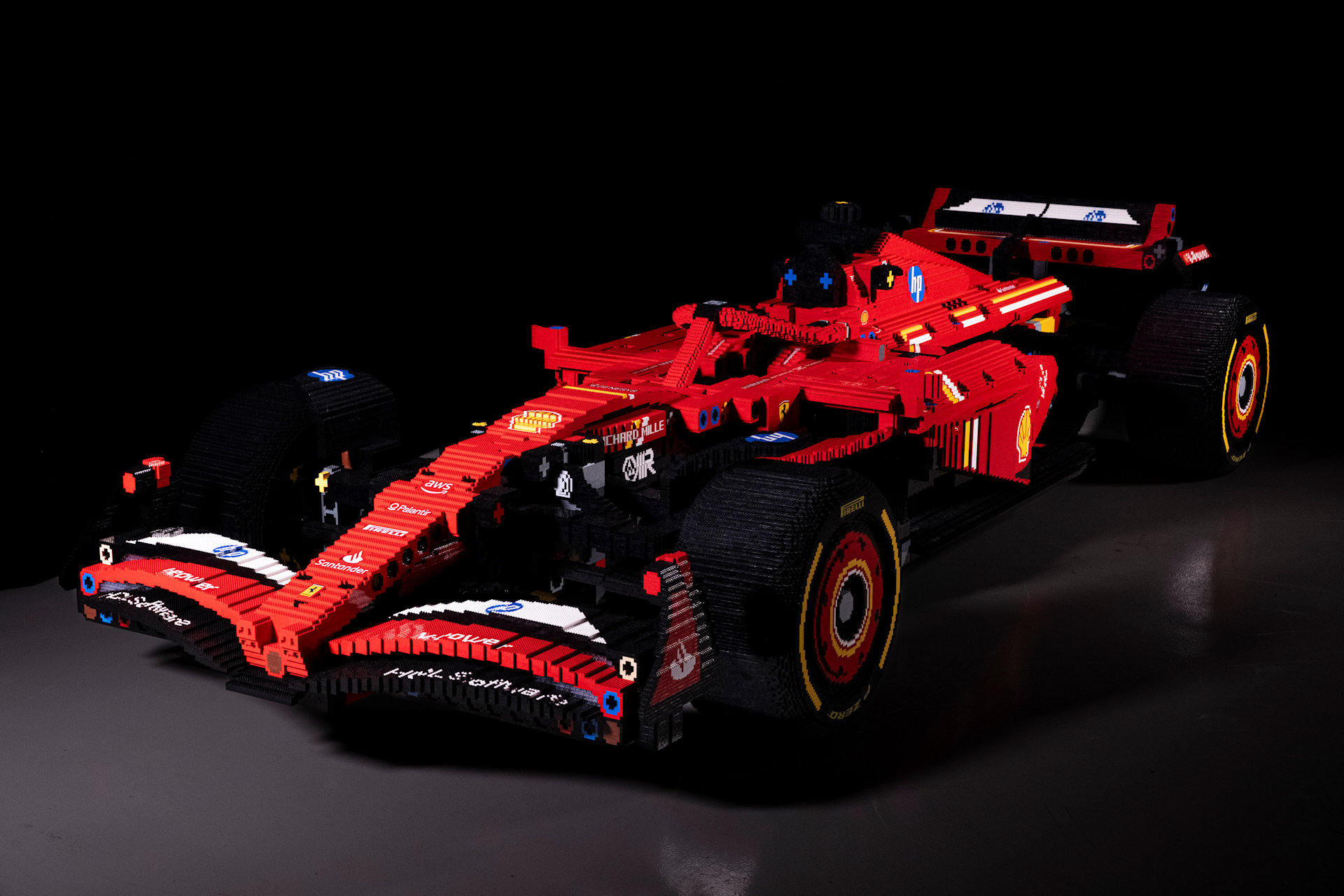 Il modello in scala 1:1 del nuovo set LEGO Technic Ferrari SF-24 in mostra a Milano